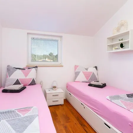 Ferienwohnung In Mit Grill, Garten Und Gemeinsamem Pool Appartement Medulin