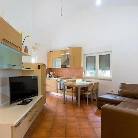 Ferienwohnung In Mit Grill, Garten Und Gemeinsamem Pool Medulin