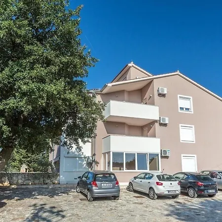 Ferienwohnung In Mit Grill, Garten Und Gemeinsamem Pool Medulin