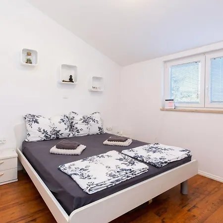 Apartman Ferienwohnung In Mit Grill, Garten Und Gemeinsamem Pool *
