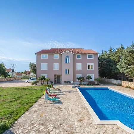 Ferienwohnung In Mit Grill, Garten Und Gemeinsamem Pool * Medulin