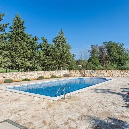 Apartman Ferienwohnung In Mit Grill, Garten Und Gemeinsamem Pool Medulin